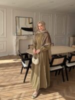 ⁦فستان كلوش مخطط أبيض مع سكارف مميز⁩ - الصورة ⁦4⁩