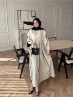 ⁦فستان كلوش مخطط أبيض مع سكارف مميز⁩ - الصورة ⁦2⁩
