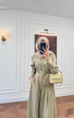 ⁦فستان كريب أنيق فستقي⁩ - الصورة ⁦3⁩