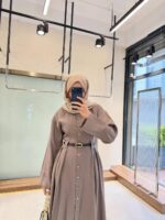 ⁦فستان كلوش بأزرار مع كسرات من الخصر⁩ - الصورة ⁦5⁩