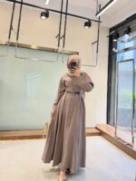 ⁦فستان كلوش بأزرار مع كسرات من الخصر⁩ - الصورة ⁦4⁩